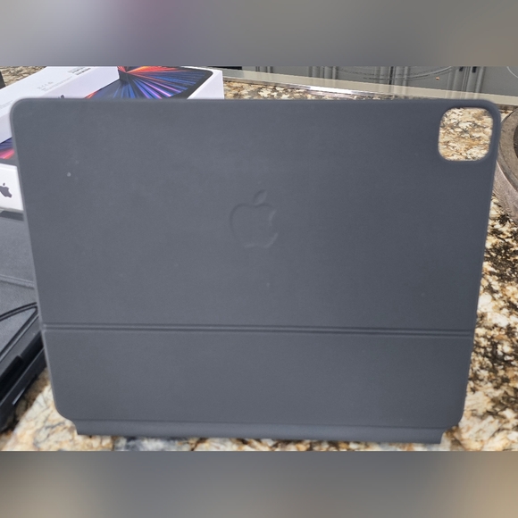 Wi-Fi Only Apple iPad Pro 12.9" 5th Gen 512 GB with Magic Keyboard & 2nd Gen Pen - Picture 6 of 14